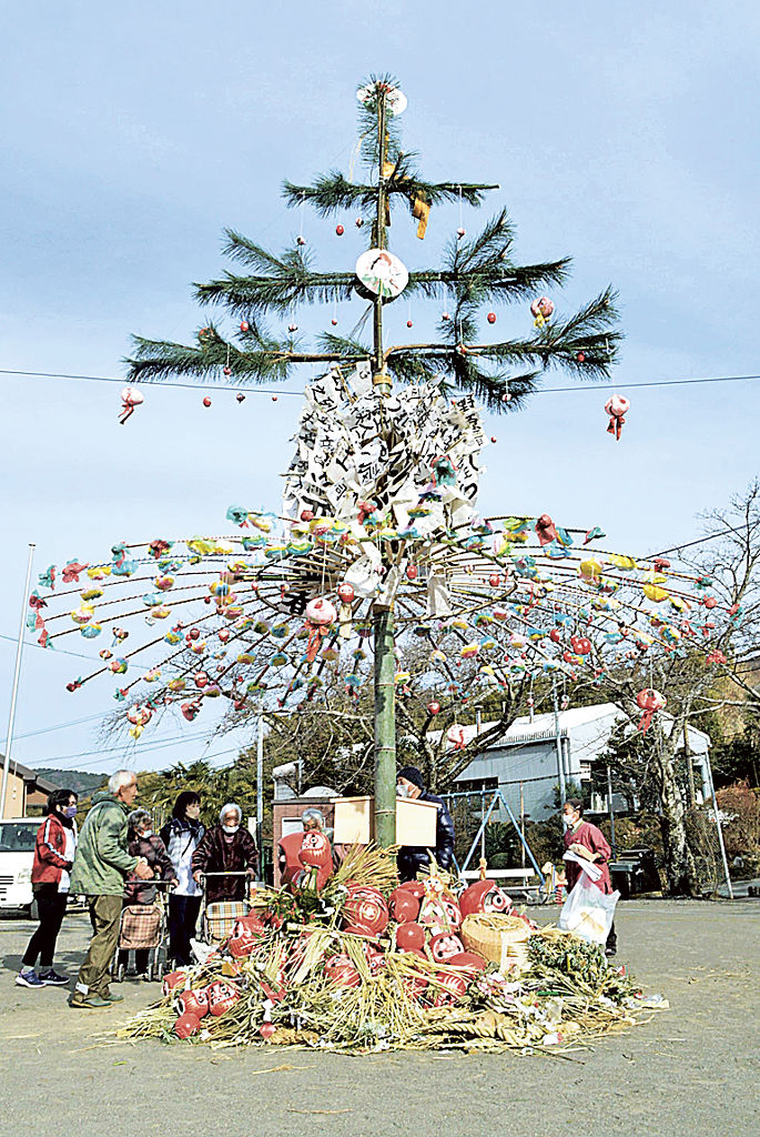 高さ７メートル５０センチある「御幣焼き」の飾り＝静岡市清水区吉原の吉原公園