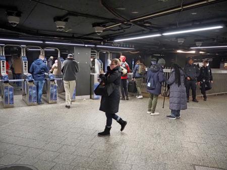 米ニューヨーク地下鉄の主要駅、グランドセントラル４２丁目駅の改札口＝２０２２年１２月（共同）