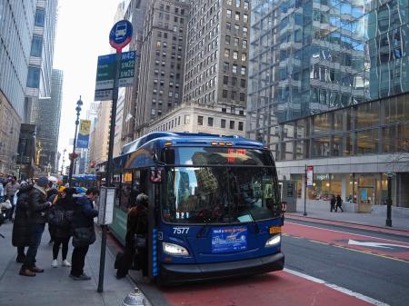 米ニューヨーク中心部で路線バスに乗り込む利用者ら＝２０２２年１２月（共同）