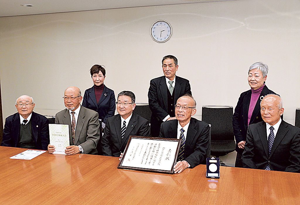 山名副市長（前列中央）とともに受賞を喜ぶ小楠会長（同右から２人目）と役員＝浜松市役所