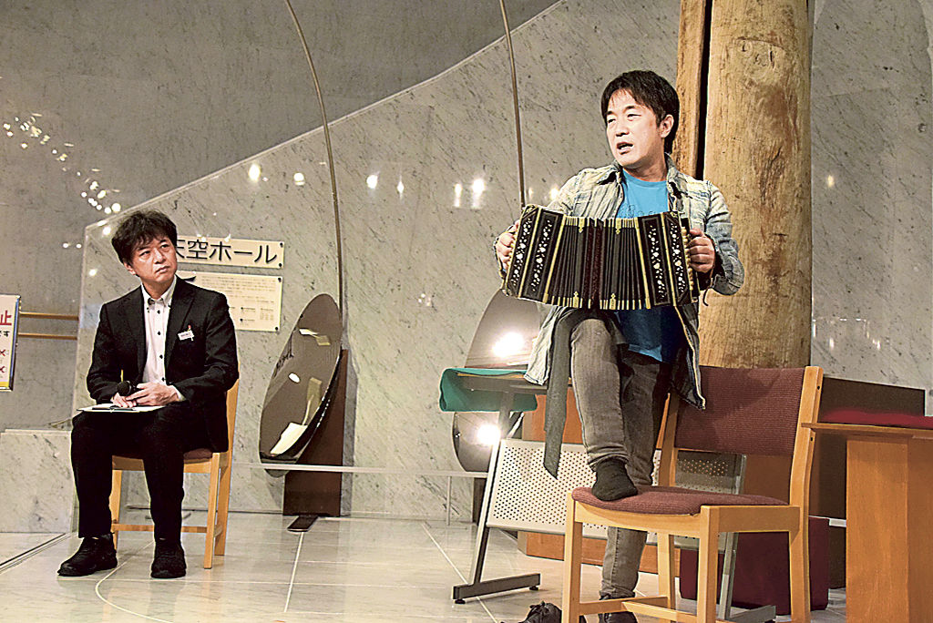 バンドネオンを演奏する小松さん（右）