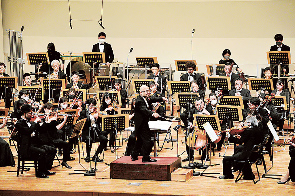 大河ドラマのテーマ曲などを披露したコンサート＝伊豆の国市の長岡総合会館