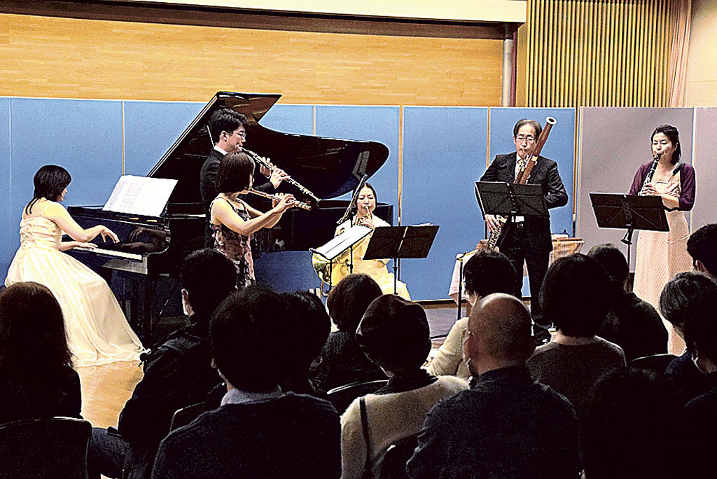 木管アンサンブルのやわらかい音色で聴衆を魅了する演奏者＝浜松市中区のあいホール