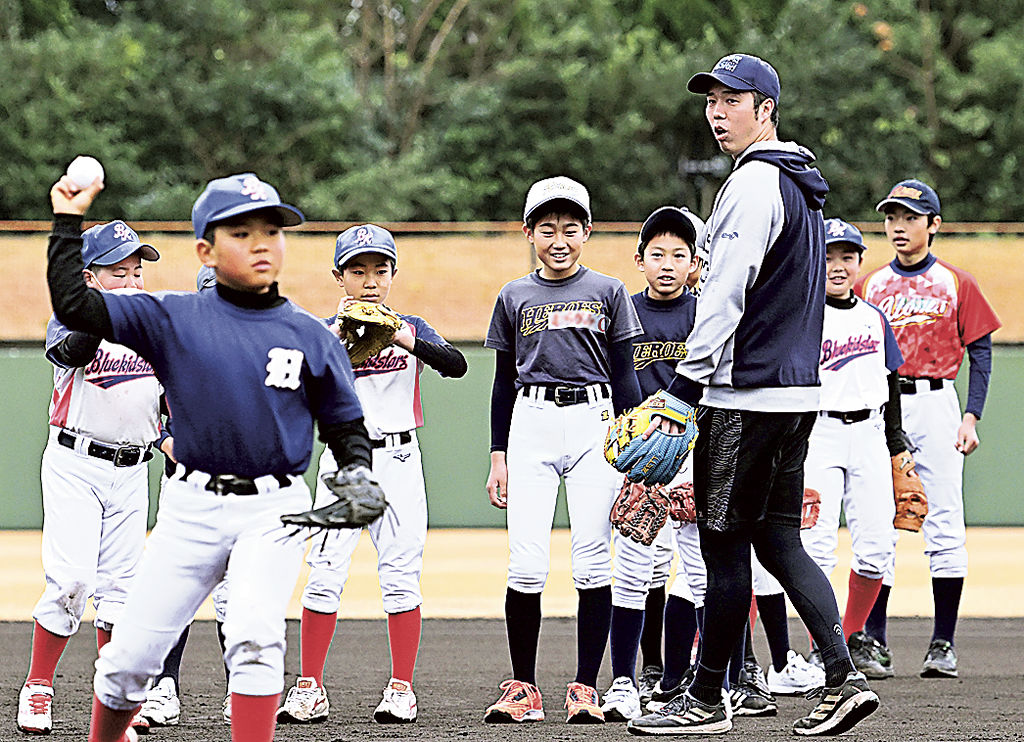 青柳投手（右から３人目）らが子どもたちに指導した野球教室＝沼津市の愛鷹広域公園野球場（写真の一部を加工しています）