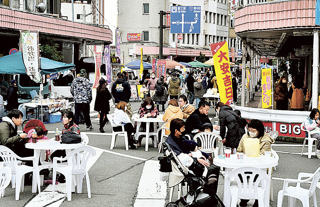 複数店舗の料理を持ち寄り飲食を楽しむ来場者＝富士市富士本町
