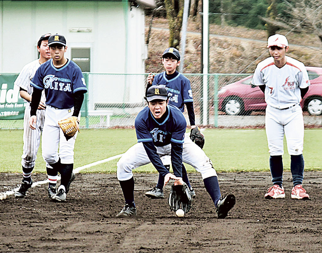 信金野球部とノックを受ける中学生＝富士市のエスプラットフジスパーク野球場