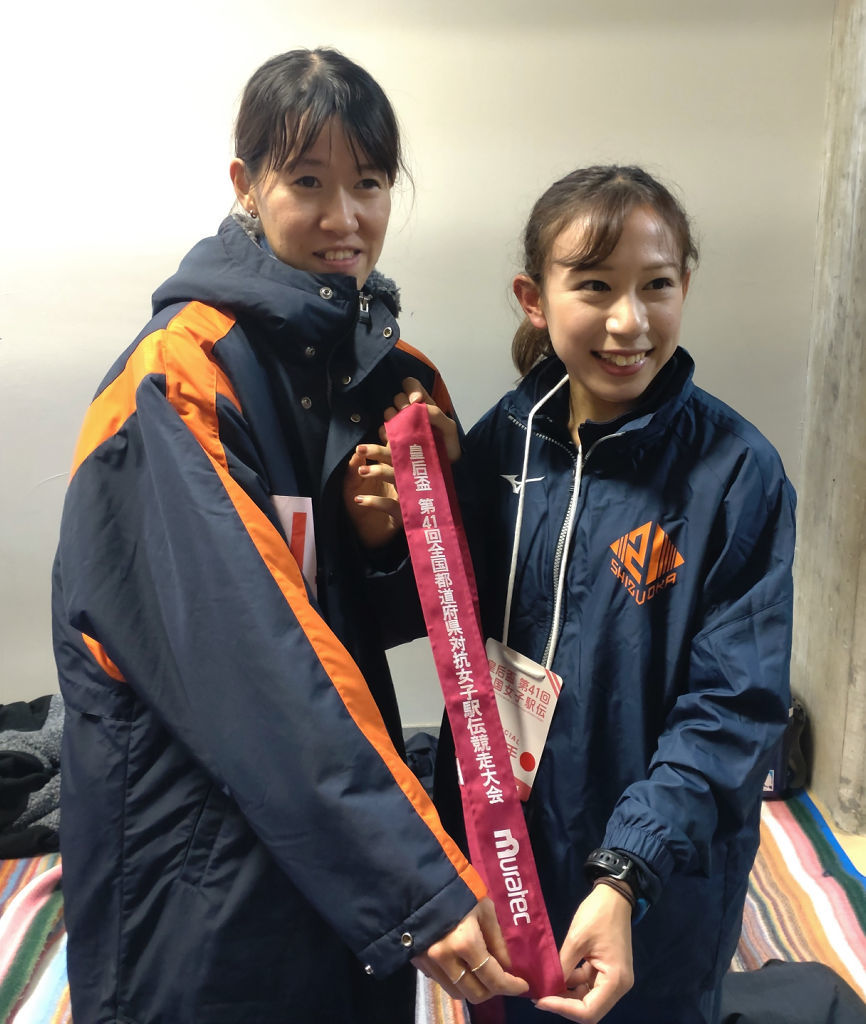今大会限りで現役引退した清水（右）。左は同級生でアンカー９区を走った竹山＝京都市体育館