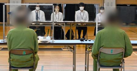 受刑者（手前）と対談する香川大の学生ら＝２２年１０月、高松市