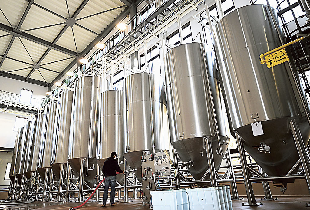 醸造所にはビールが入ったタンクがずらりと並ぶ（東部総局・山川侑哉）