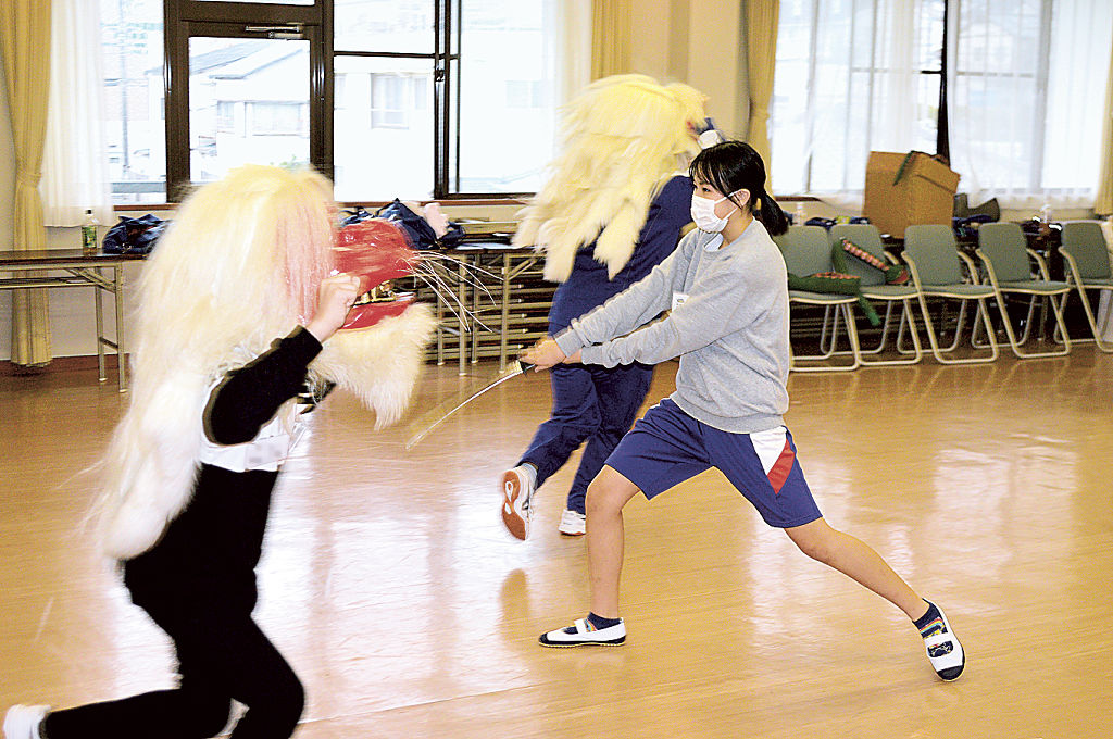 鵺踊りの披露に向け、稽古に励む生徒＝伊豆の国市の長岡区民館（写真の一部を加工しています）