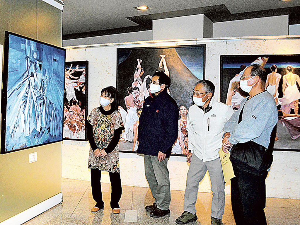 元教員が描いた油彩画が並ぶ作品展＝静岡市葵区の県教育会館