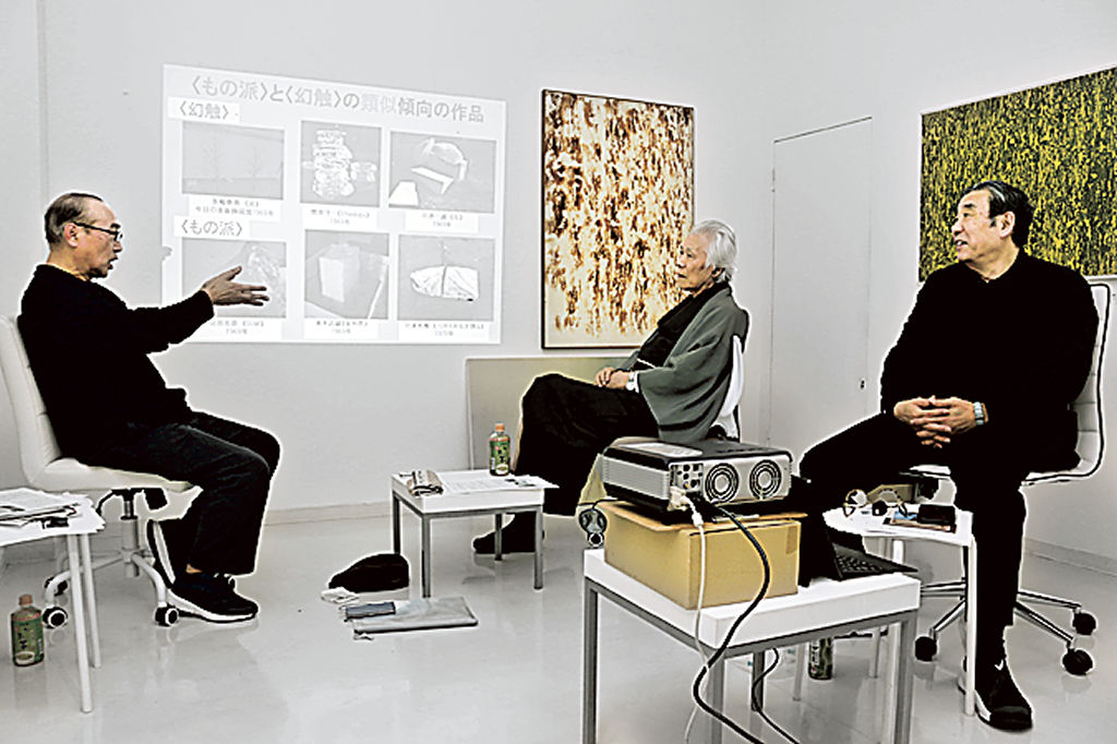 グループ幻触と鈴木慶則さんが現代美術界に与えた影響について語り合う本阿弥清さん（左）と峯村敏明さん（中央）。右は上田雄三さん＝東京都中央区のギャラリーＱ