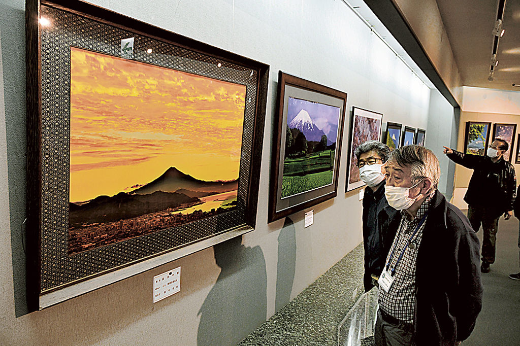 四季折々の富士山を写した写真展＝富士市の道の駅「富士川楽座」