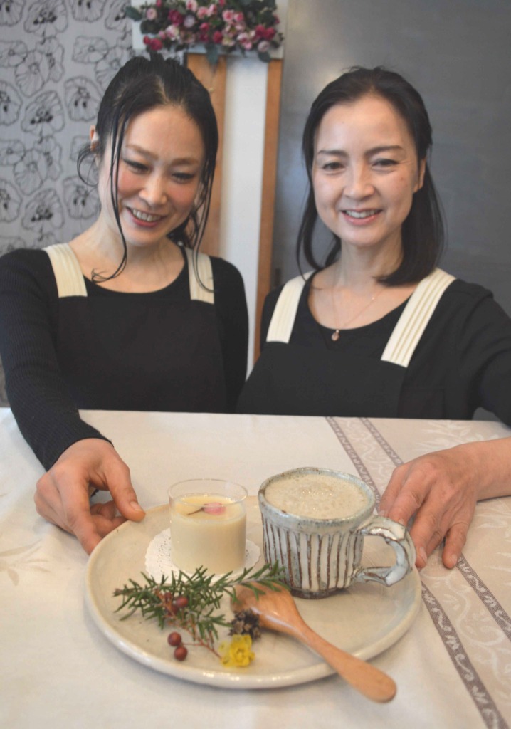 発酵食品を使ったスイーツと茶のセットを紹介する（左から）坂本さん、大石さん＝島田市内