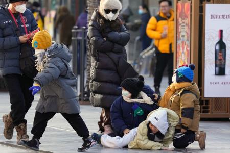 北京市内の繁華街で遊ぶ子どもたち＝１７日（共同）