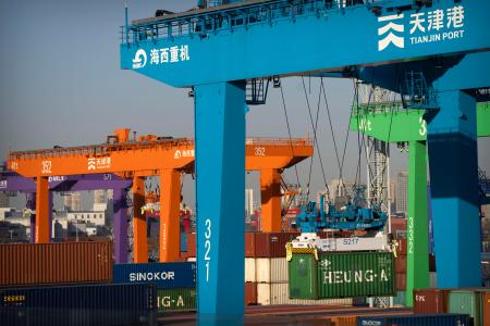 コンテナ運搬用のクレーンが並ぶ中国・天津の港＝１６日（ＡＰ＝共同）