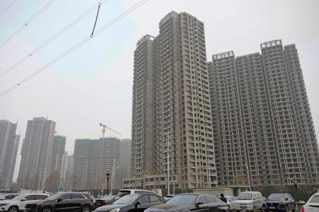 建設が滞り廃虚状態で放置されている高層マンション＝１１日、中国河南省鄭州市（共同）