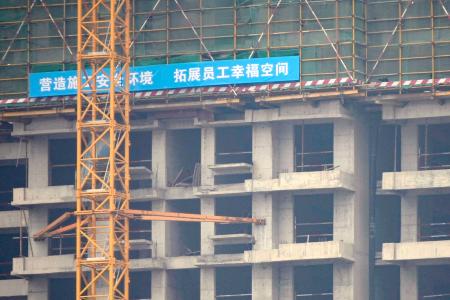 建設が滞り廃虚状態で放置されている高層マンション＝１１日、中国河南省鄭州市（共同）