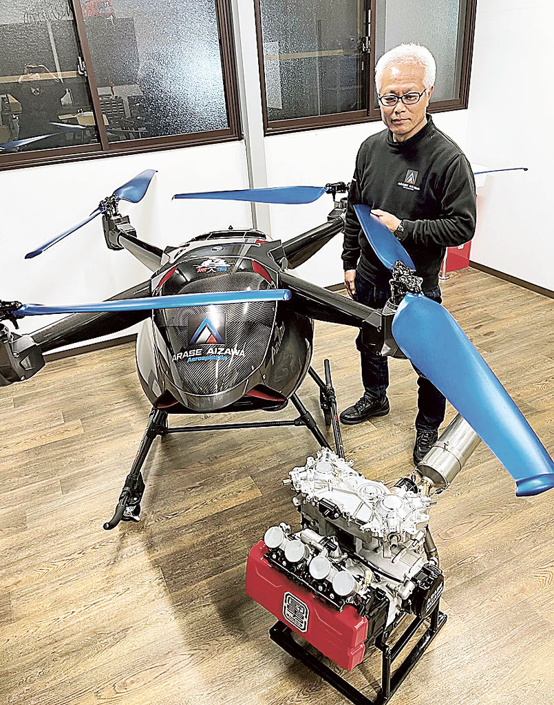 開発したエンジンドローン「超無人機ＡＺ－１０００」の特徴を紹介する荒瀬国男さん。手前は専用エンジン＝２０２２年１２月下旬、浜松市南区