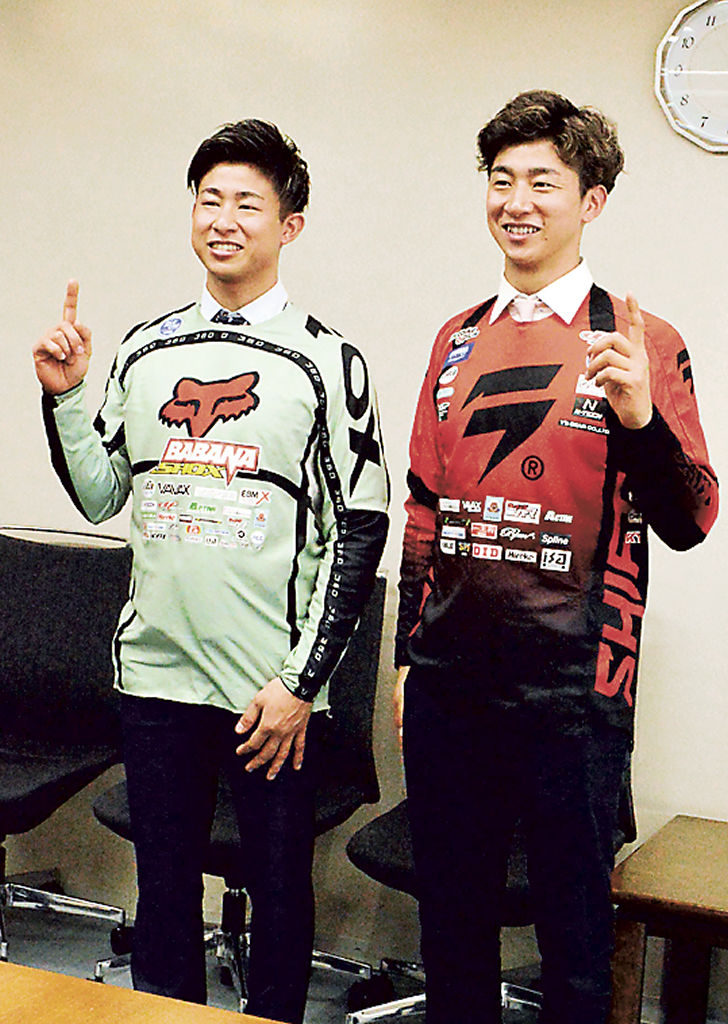 オフロードバイクの全日本選手権でそれぞれ年間優勝を果たした馬場大貴さん（右）と弟の亮太さん＝浜松市役所