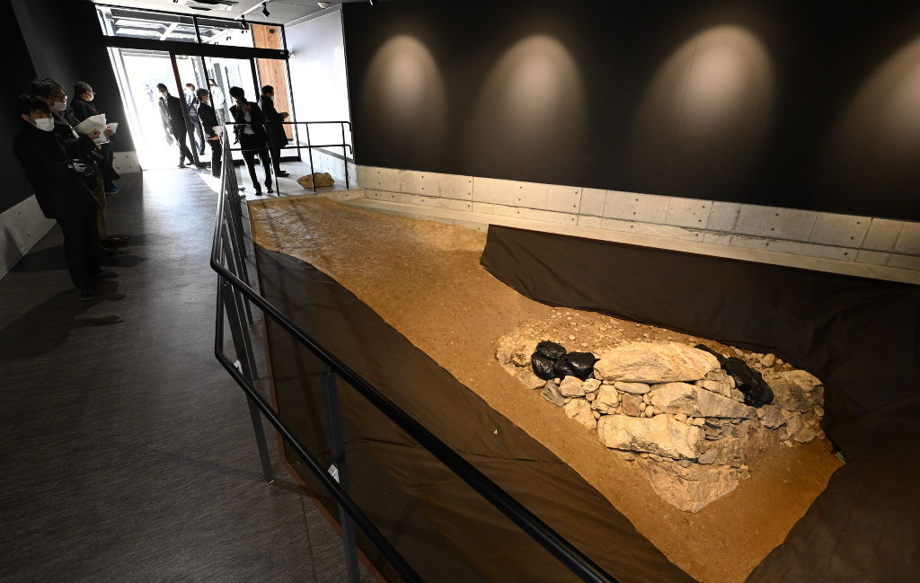 報道公開された「どうする家康」の大河ドラマ館。発掘された浜松城の本丸北東隅の石垣も展示されている＝２０日、浜松市中区