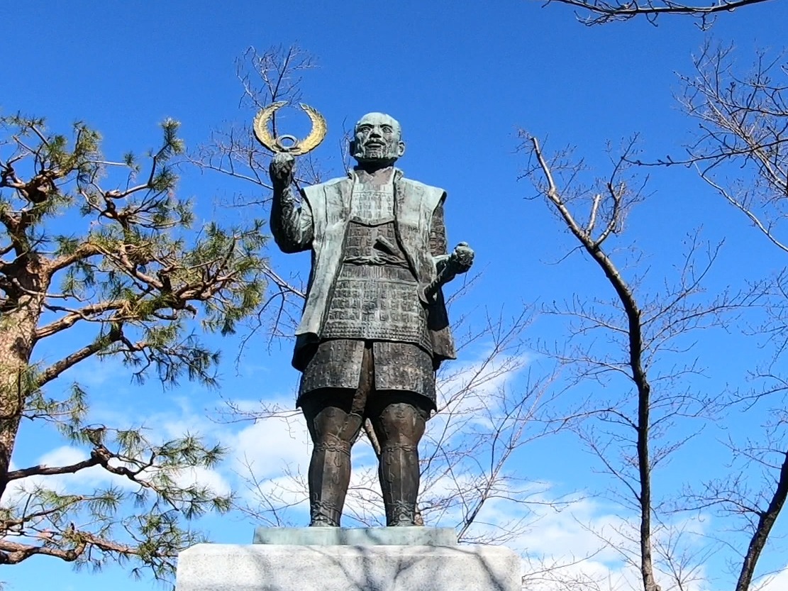 若き日の徳川家康公の像