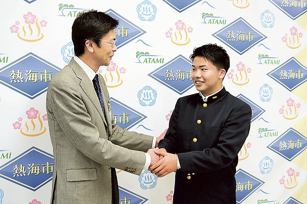 斉藤市長（左）から激励を受ける神成さん＝熱海市役所
