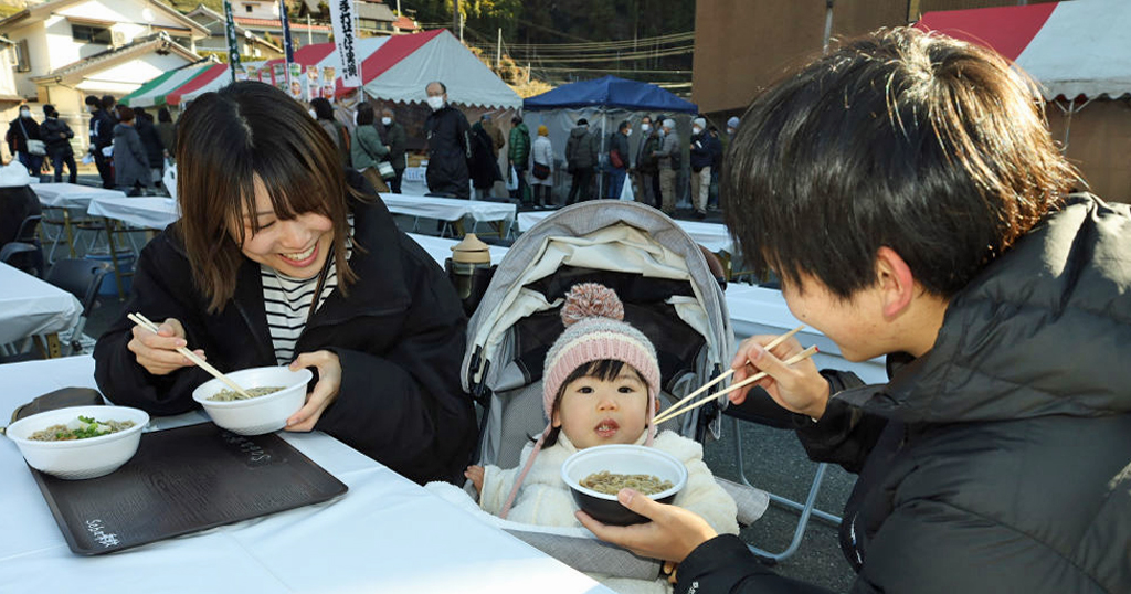 県内外のそばを食べ比べて楽しむ家族連れ＝浜松市天竜区佐久間町