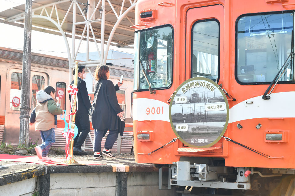 全線開通７０周年を記念して作られたヘッドマーク＝富士市の岳南江尾駅