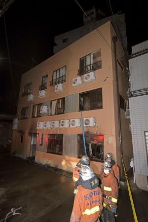 火災があった神戸市兵庫区の集合住宅＝２２日午前５時２９分