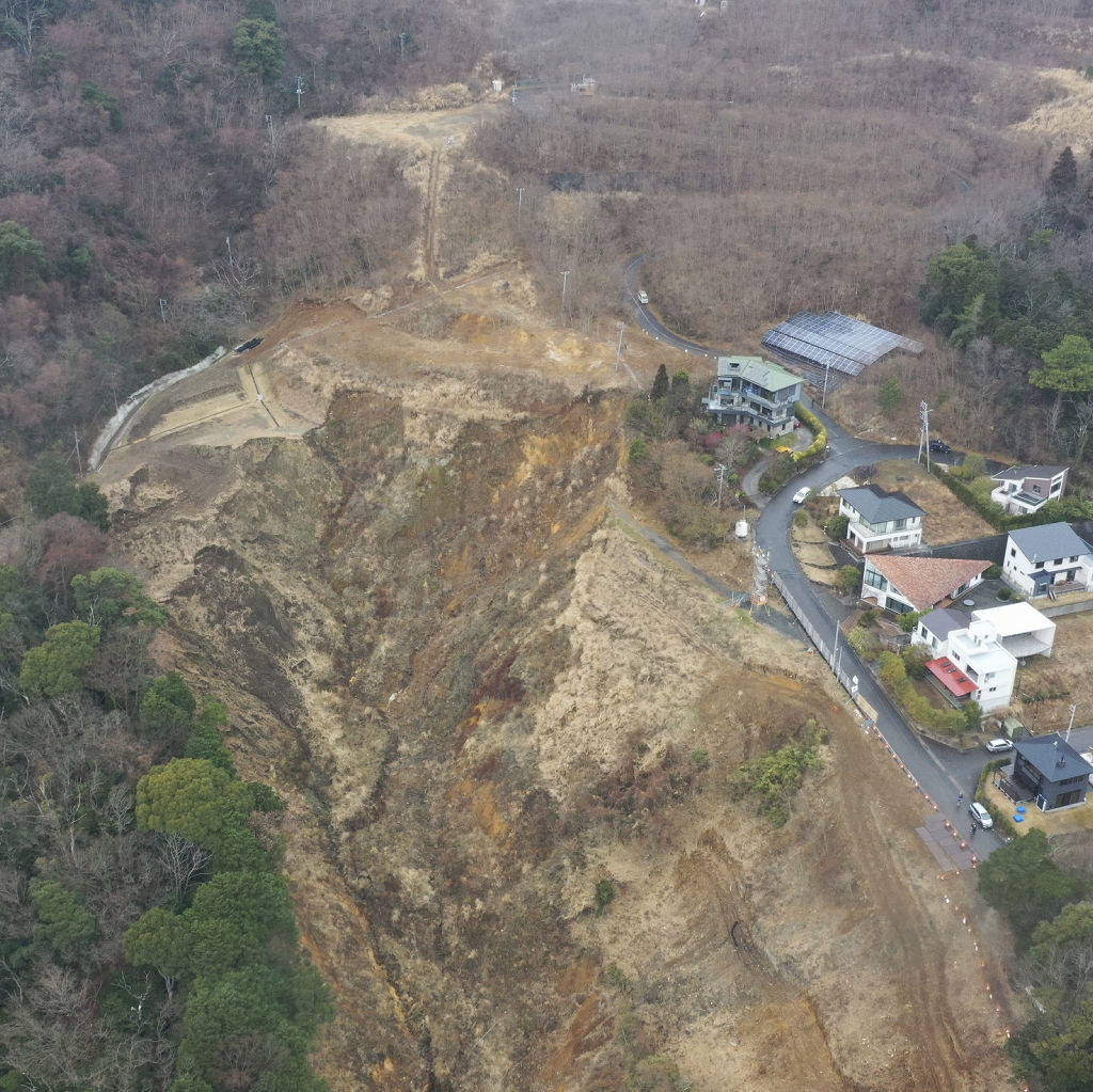 不安定土砂が残る土石流の起点周辺（静岡新聞社ドローンで撮影）