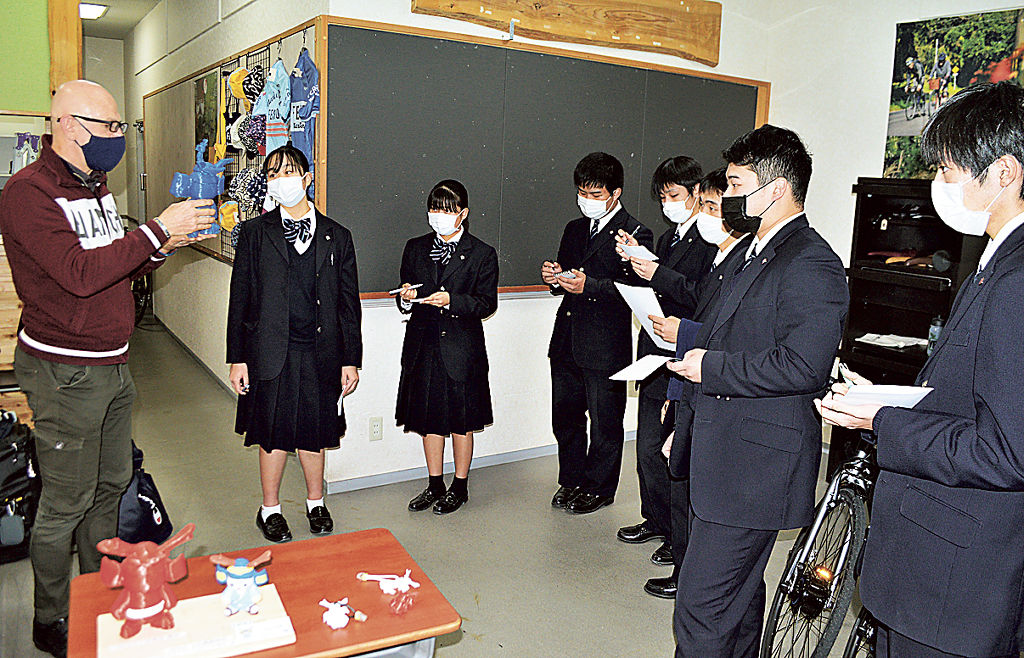 ファヴァロさん（左）から卒業作品の展示方法を学ぶ生徒＝伊豆市