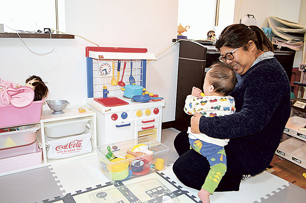 新たな場所で保育を再開した清野さん。玩具の多くは寄付を受けた＝静岡市清水区の「託児所くるーる」