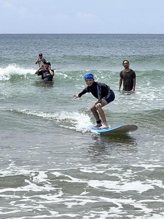鹿児島県南種子町の花峰小学校が実施したサーフィンの授業（提供写真）