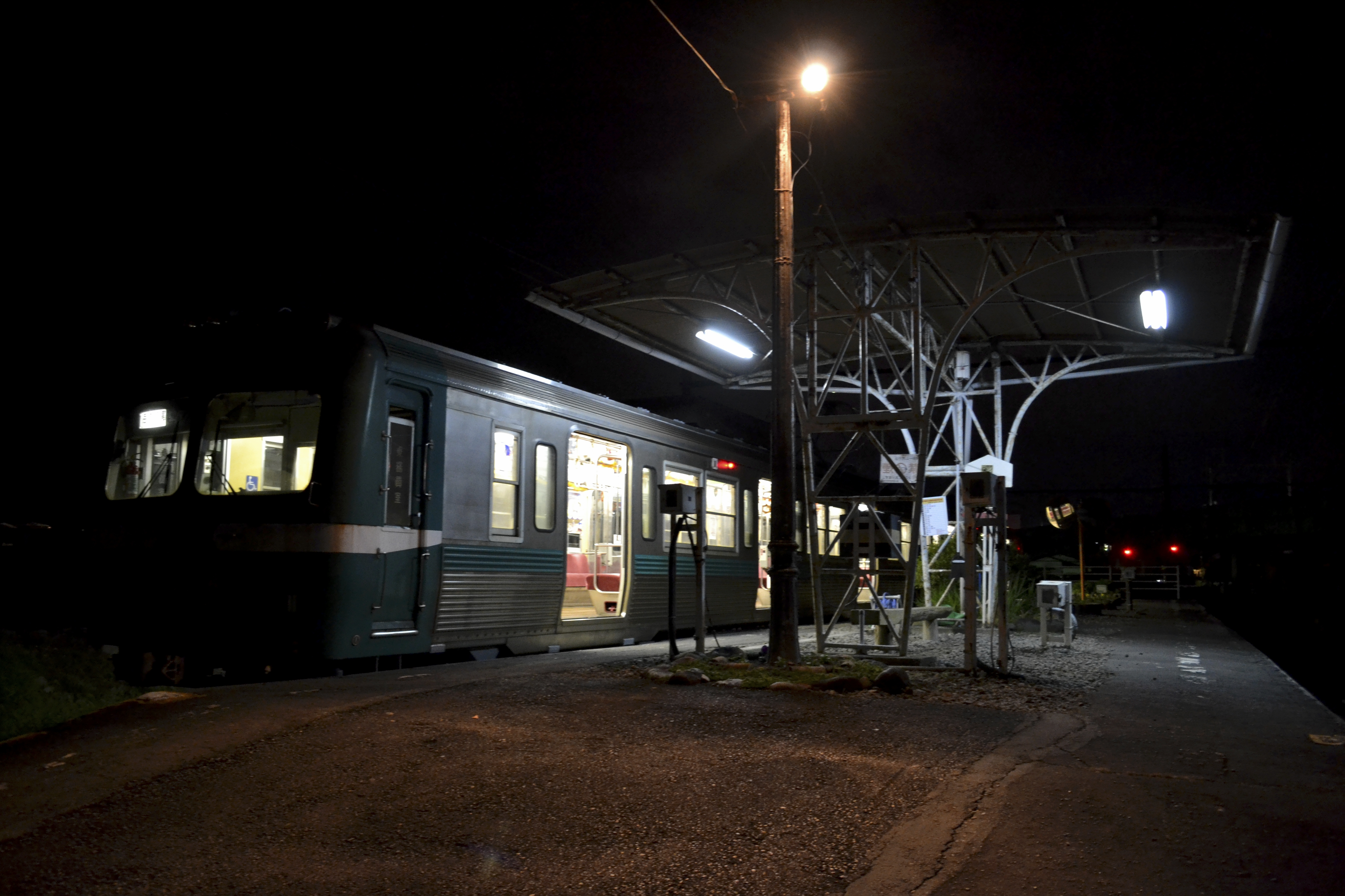 古びた駅舎に止まる岳南電車。夜景を観光資源にした取り組みが広がっている=11月中旬、富士市の岳南江尾駅
