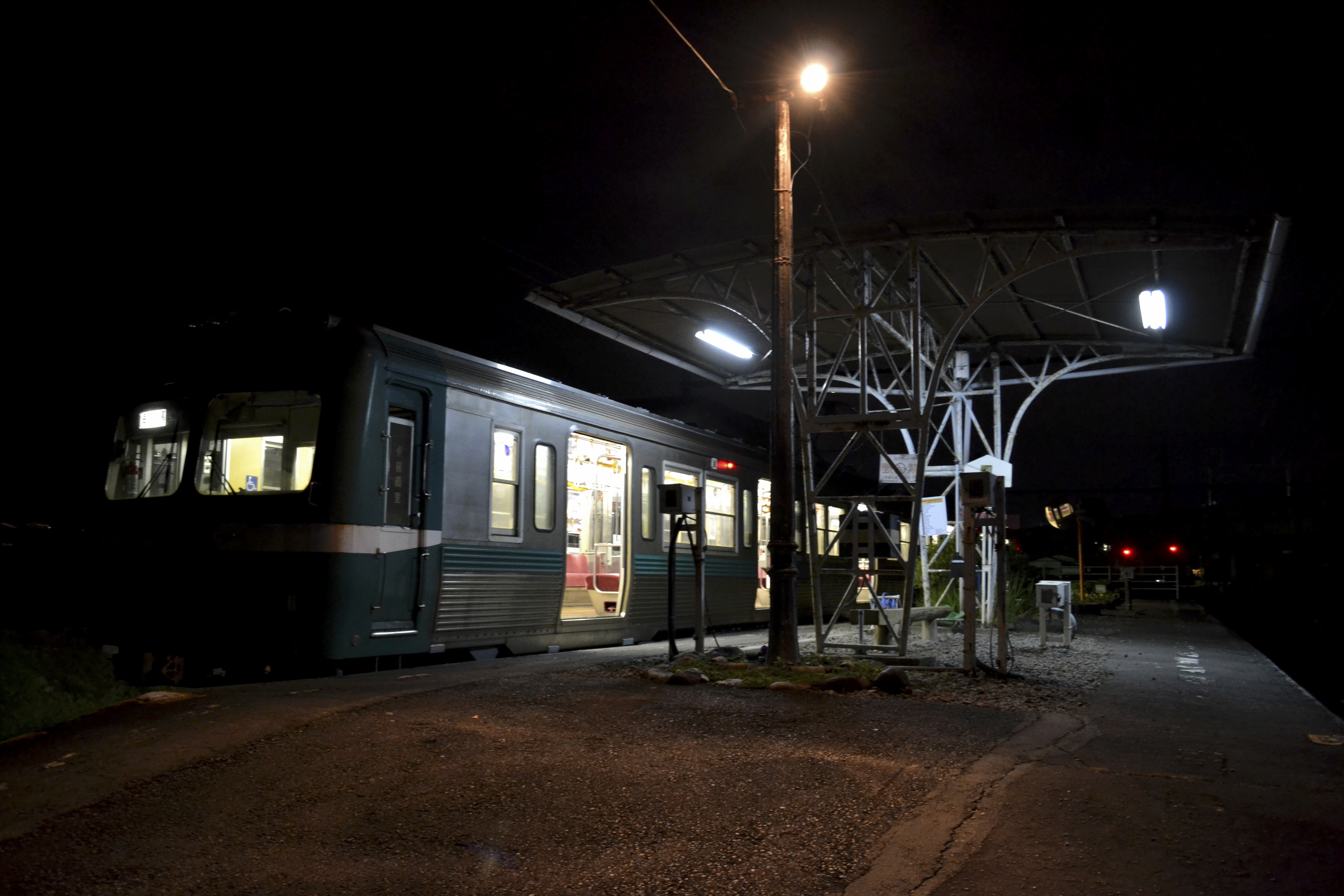 古びた駅舎に止まる岳南電車。夜景を観光資源にした取り組みが広がっている＝１１月中旬、富士市の岳南江尾駅