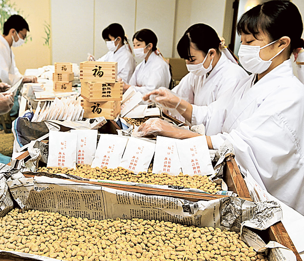大詰めを迎えている福豆の袋詰め＝浜松市中区の五社神社