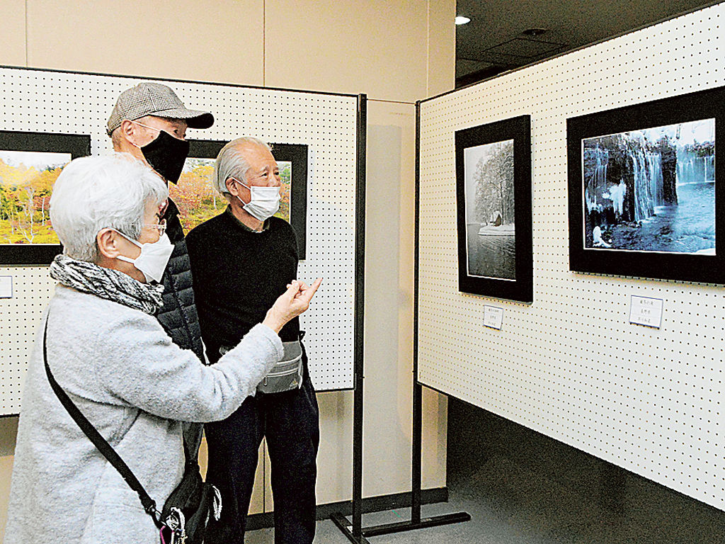 個性豊かな写真が並ぶ作品展＝静岡市葵区の西奈生涯学習センター