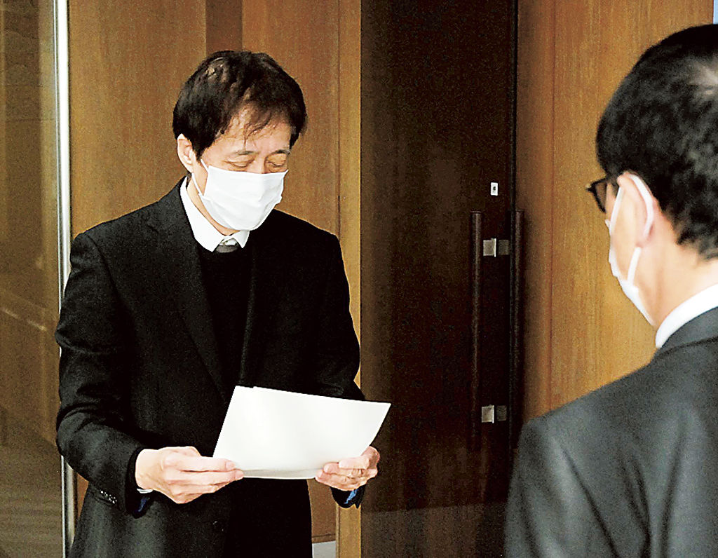 小長井市長（右）に答申書を提出する大山会長＝富士市役所
