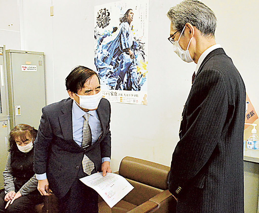山下健康福祉部長（右）に要望書を手渡す安松会長＝浜松市役所