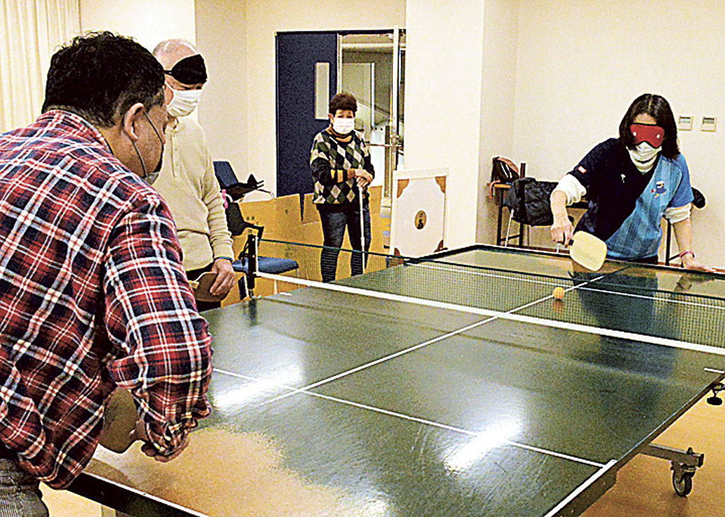 サウンドテーブルテニスの練習に励む視覚障害者ら。２０２３年度以降も無料利用できるよう求めている＝浜松市中区の市福祉交流センター