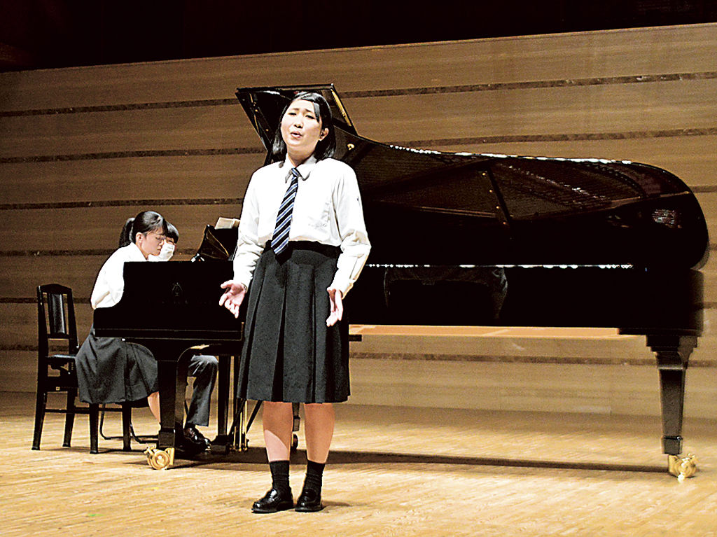 ソプラノ独唱を披露する生徒＝静岡市葵区の静岡音楽館ＡＯＩ