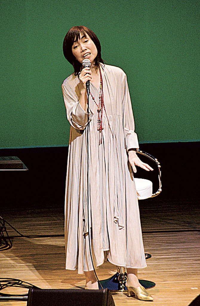 美しい歌声を披露する藤田恵美さん＝三島市民文化会館