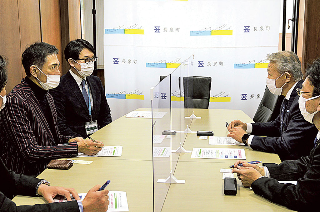 イベントの内容を報告する（左から）谷さんと高橋館長＝長泉町役場