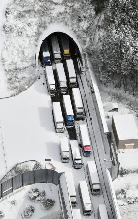 大雪の影響で大規模な立ち往生が発生した新名神高速道路＝２５日、滋賀県甲賀市（共同通信社ヘリから）