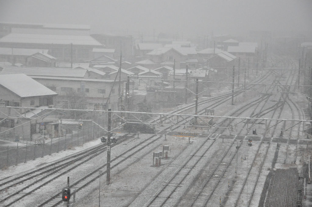 雪景色が広がったＪＲ御殿場駅付近＝午後３時２５分ごろ、御殿場市