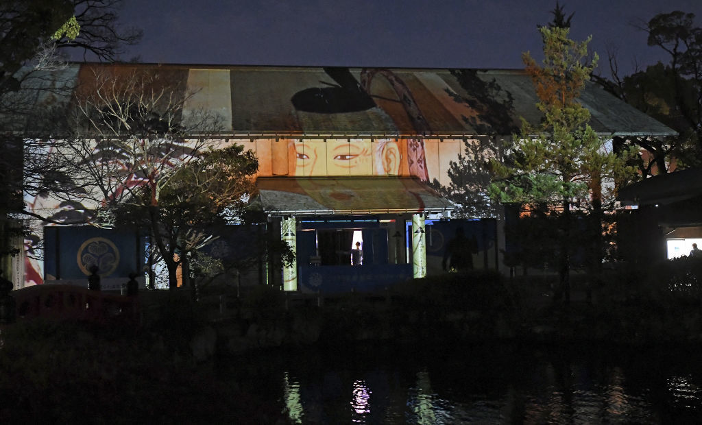 大河ドラマ館に映し出されたプロジェクションマッピング＝２７日午後６時すぎ、静岡市葵区