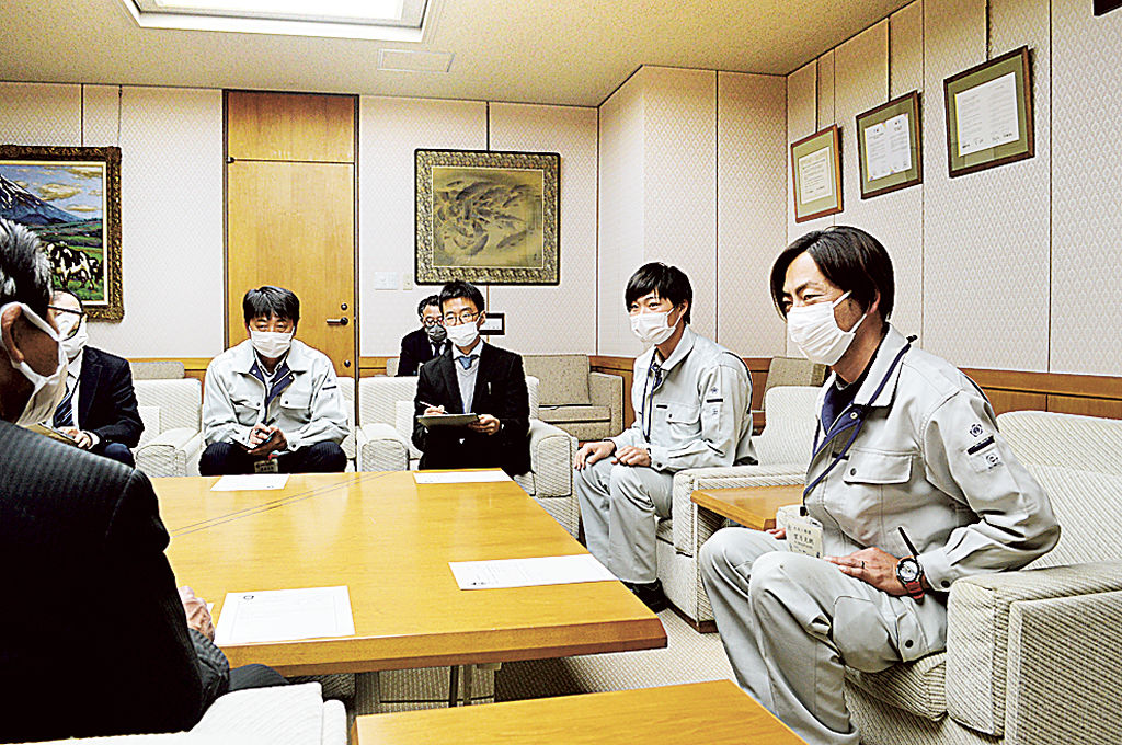 須藤市長に出発を報告する望月さん（右）と佐野さん（右から２人目）＝富士宮市役所