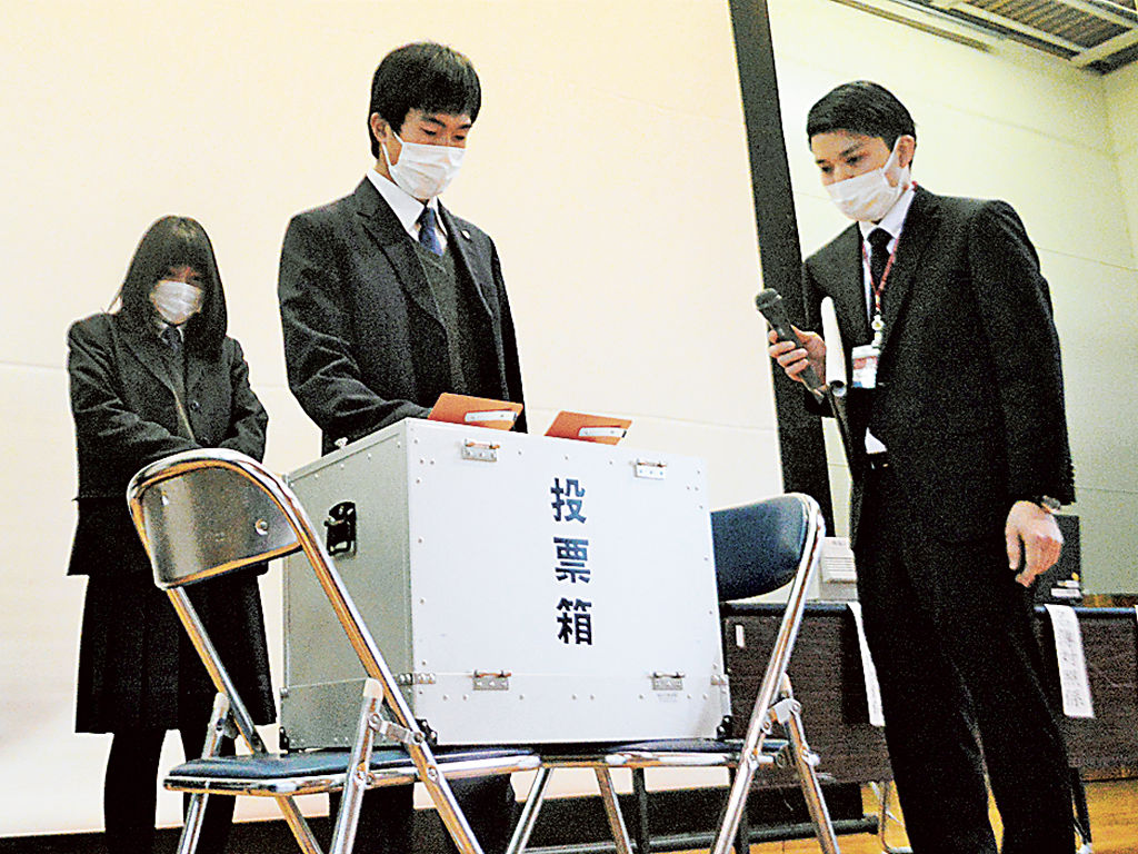 模擬投票を行う生徒ら＝静岡市駿河区の駿河総合高