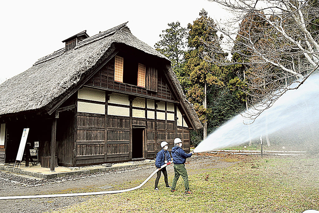 放水の仕方を確認する職員＝富士市の広見公園